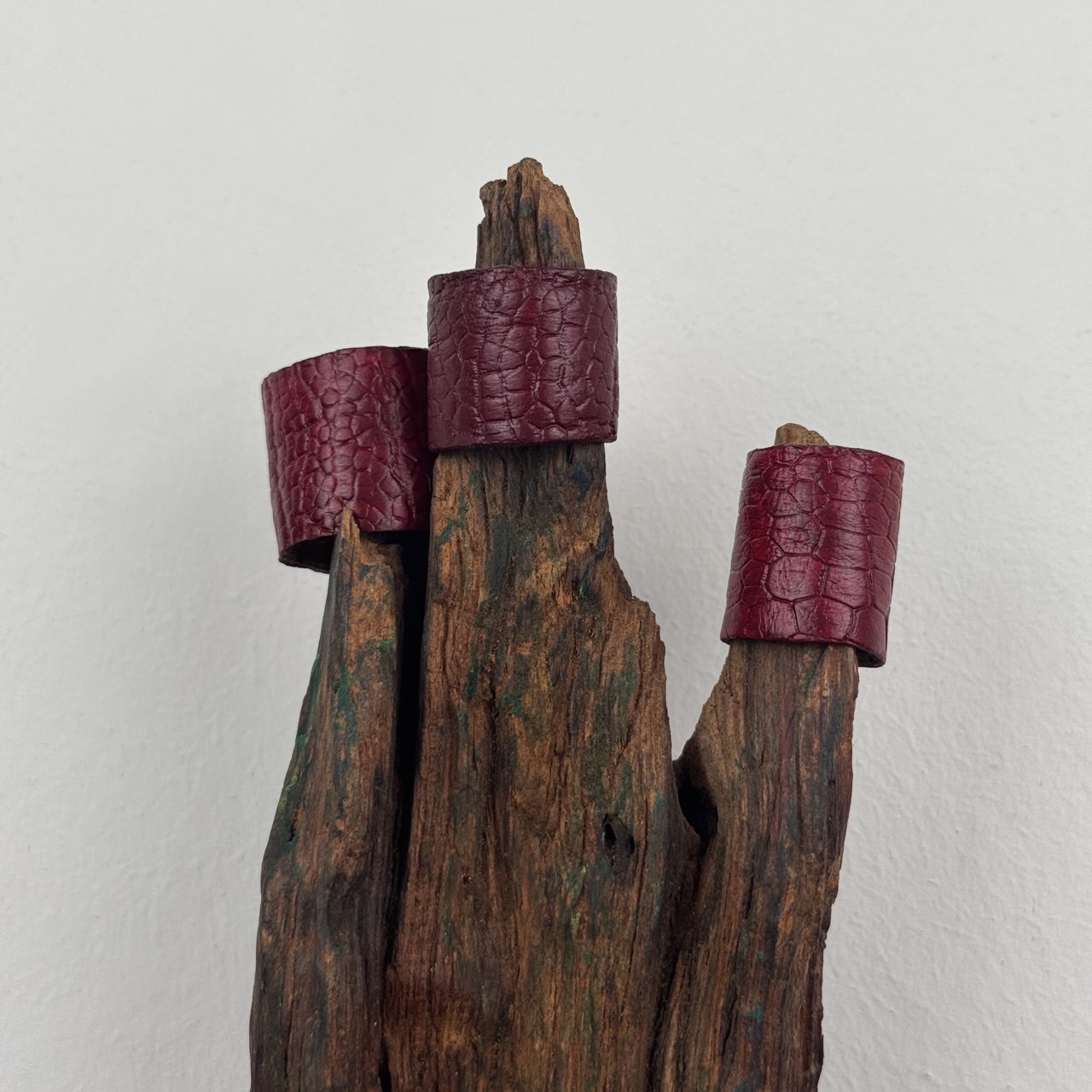 REBEL-001 RING OSTRICH RED